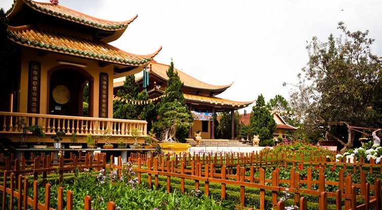 Những ngôi chùa nổi tiếng linh thiêng ở miền Nam
