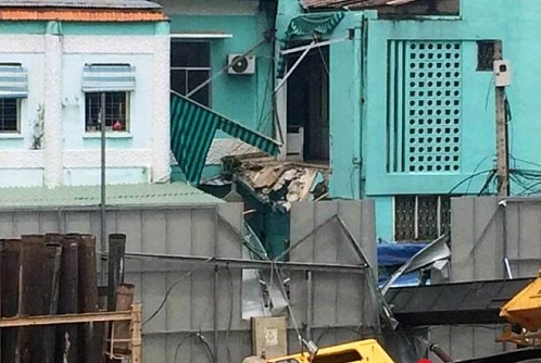 Cần cẩu đổ sập vào trường mầm non