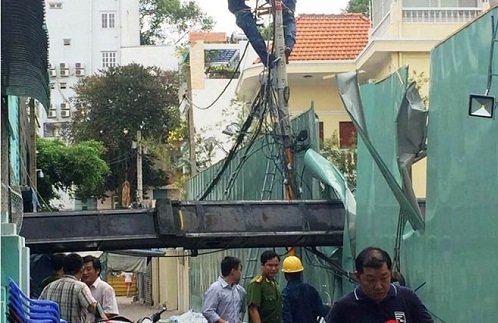 Cần cẩu đổ sập vào trường mầm non