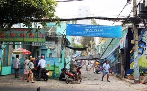 Cần cẩu đổ sập vào trường mầm non