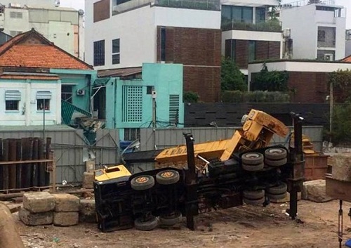 Cần cẩu đổ sập vào trường mầm non