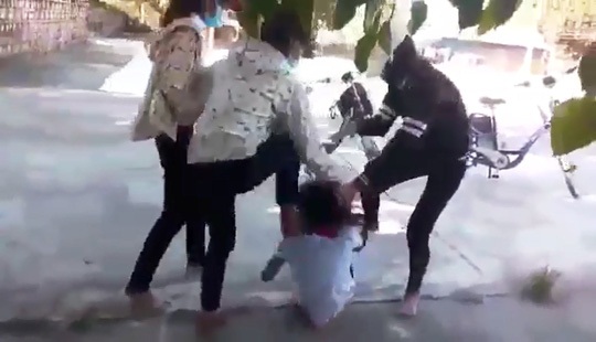 Nữ sinh quàng khăn đỏ bị 