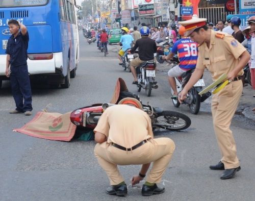 Học sinh hoảng sợ la hét vì xe đưa đón cán chết người 