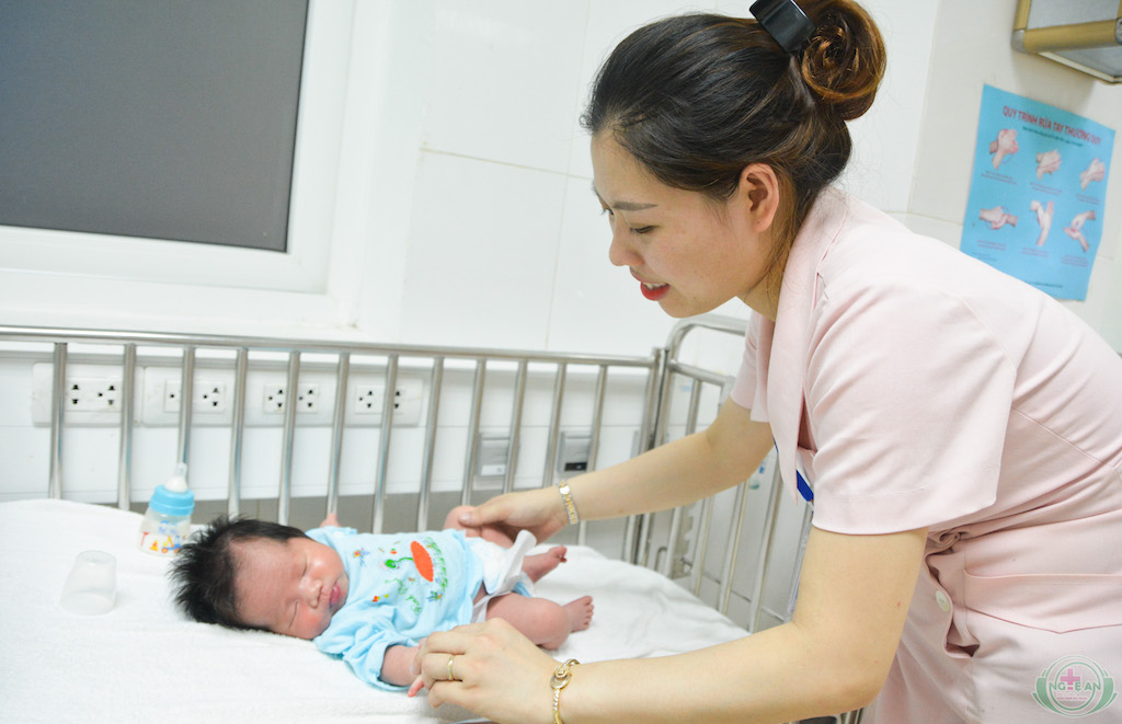 Bé gái 3 ngày tuổi bị bỏ rơi có hàng trăm người muốn nhận nuôi