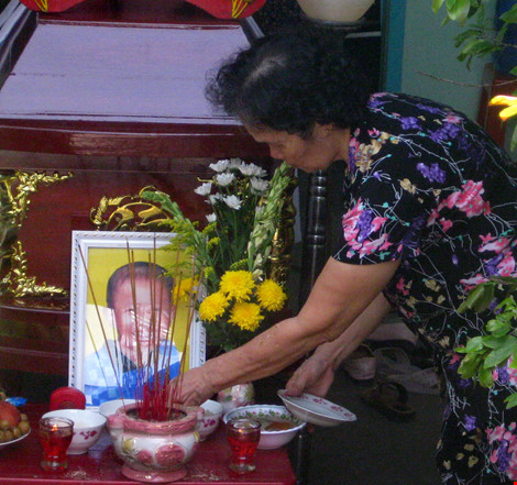 Chơi cạnh cột đèn công viên, bé trai 10 tuổi bị điện giật tử vong