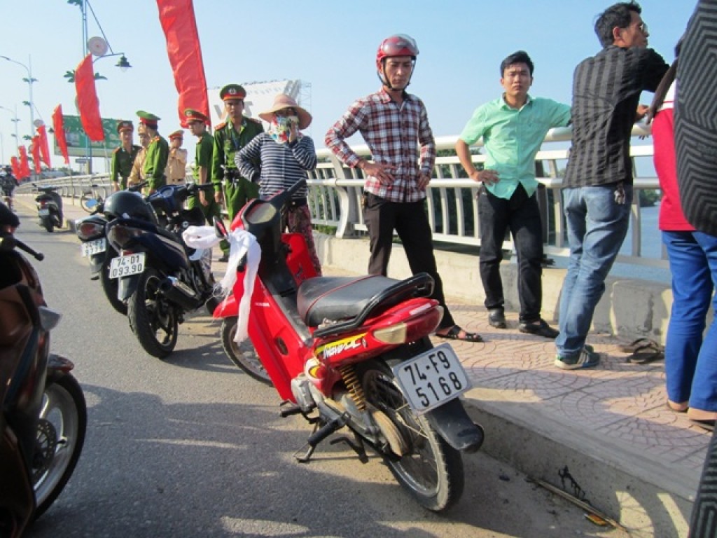 Nam thanh niên bỏ lại xe máy buộc khăn tang, nhảy cầu tự vẫn