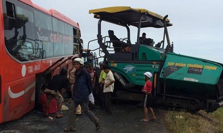 Xe khách đâm xe rải nhựa đường, nhiều người thương vong.