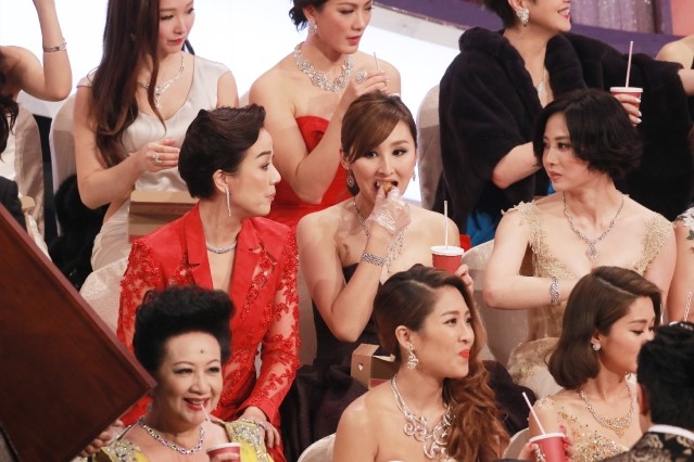 Hãng tin Sina cho hay, tại lễ trao giải thường niên do TVB tổ chức vào năm 2015, những nghệ sĩ có mặt khi giải lao được phục vụ món gà chiên. Sẽ không có chuyện gì đáng bàn nếu như tên thương hiệu cũng như khoảnh khắc các nghệ sĩ ăn gà không lọt vào ống kính. De nghe si an ga ran tren song truyen hinh, TVB bi phat nang hinh anh 1 Các nghệ sĩ TVB trong đêm trao giải thường niên được phục vụ gà rán khi giải lao. Hình ảnh được phát trên sóng truyền hình gây bức xúc cho khán giả. Ảnh: Sina.