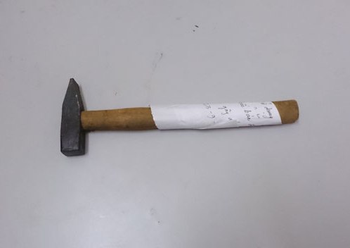 Chồng dùng búa đập đầu vợ con vì bị hỏi 