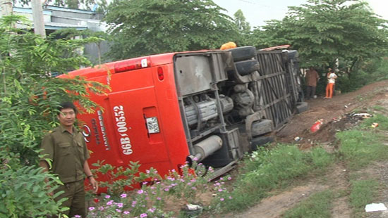 Xe ô tô 52 chỗ lật nhào, hành khách một phen thót tim