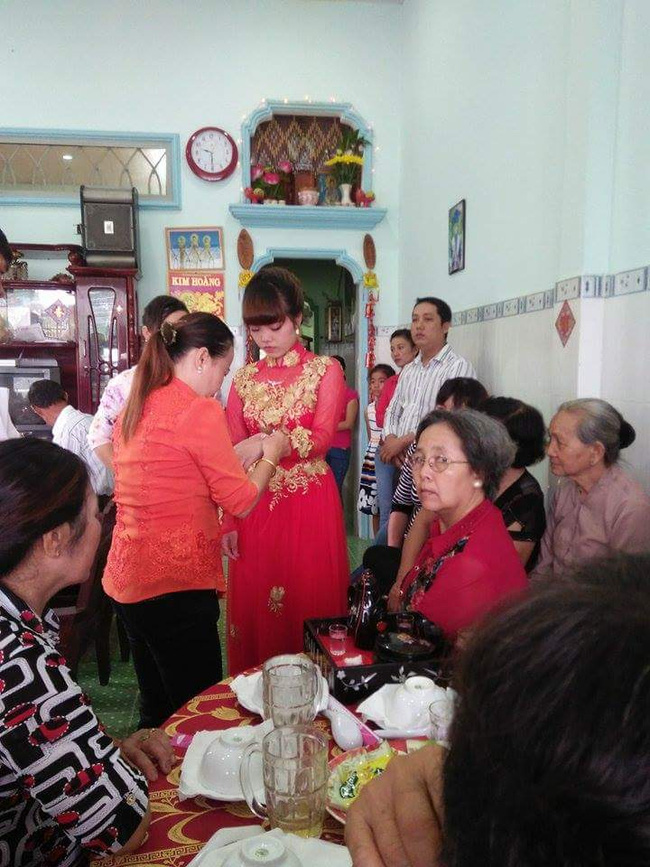 Chú rể mất vì tai nạn giao thông, cô dâu một mình làm lễ cưới