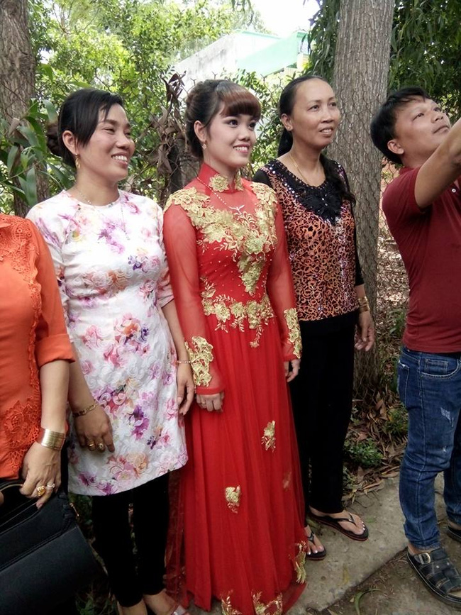 Chú rể mất vì tai nạn giao thông, cô dâu một mình làm lễ cưới