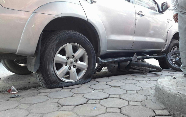Xe ô tô nổ lốp đâm liên tiếp 9 xe máy, nhiều người bị thương