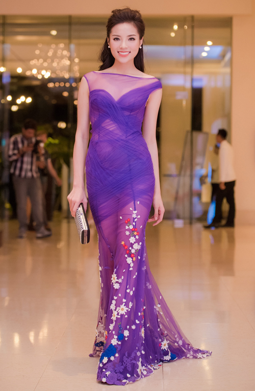 Bất ngờ với gu thời trang thảm đỏ quyến rũ của Hoa hậu Kỳ Duyên