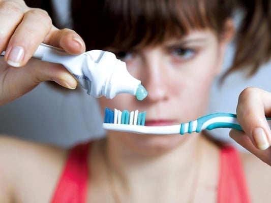 thói quen gây hại vào buổi sáng