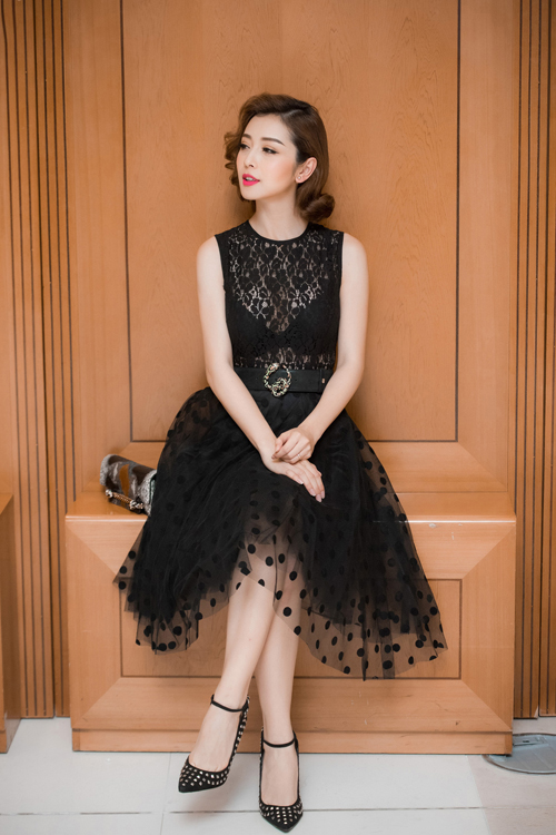Style sao Việt 16/6: Ngọc Trinh khoe eo thon, Thu Minh gợi cảm