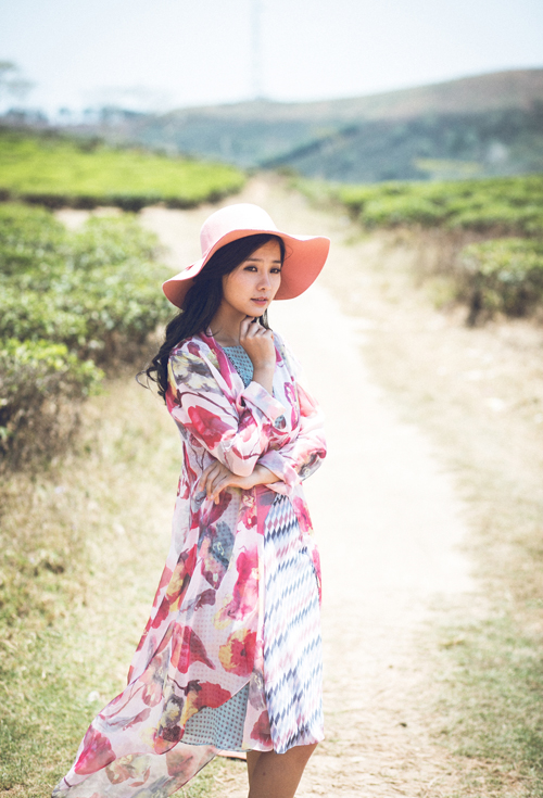 Style sao Việt 16/6: Ngọc Trinh khoe eo thon, Thu Minh gợi cảm