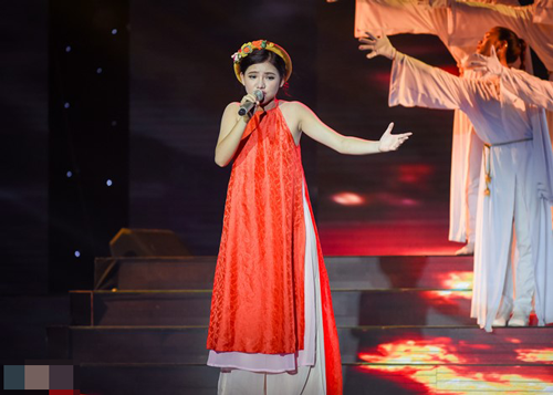 X-Factor: Nữ sinh lớp 11 được khen tài không đợi tuổi