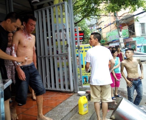 Quán cơm phát nổ khiến chủ quán bị thương, khách chạy toán loạn