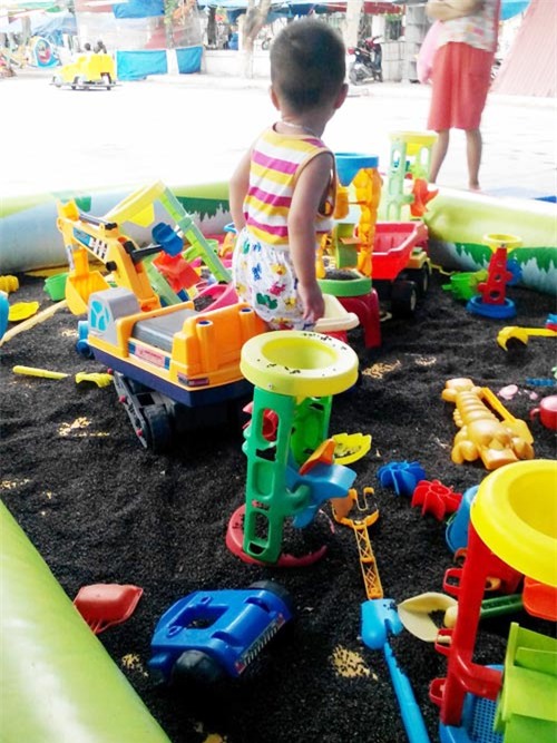 Bé trai 4 tuổi suýt thủng màng nhĩ chỉ vì chơi trò “nghịch cát”