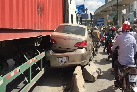 Container đổ dốc húc văng ôtô và 6 xe máy chờ đèn đỏ