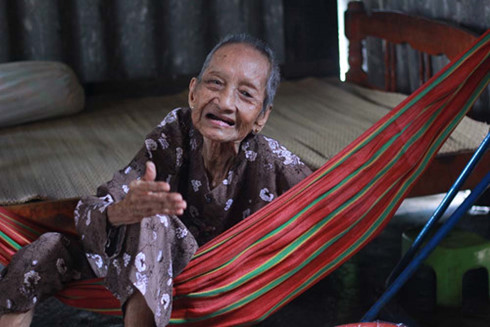 Cu ba Nguyen Thi Tru SHBET.vn