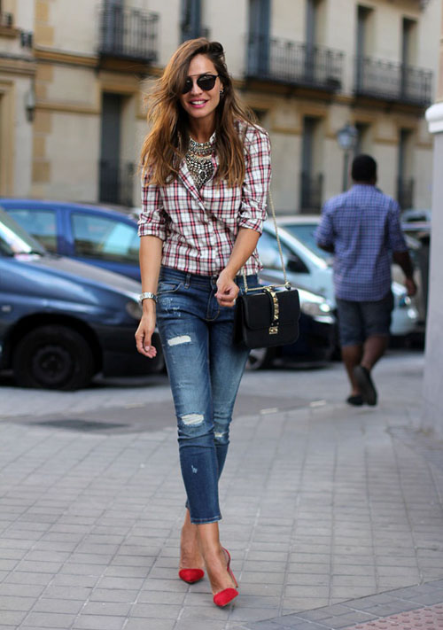 7 cách phối đồ cực chất với quần jean rách như fashionista