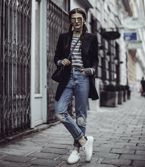 7 cách phối đồ cực chất với quần jean rách như fashionista