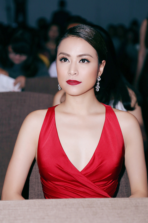 Hoàng Thùy Linh diện đầm hở bạo khoe Shbet888 phiên bản mới nhất sexy