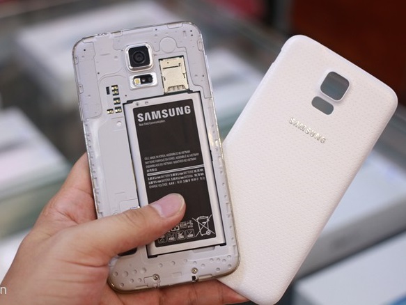 Làm gì khi smartphone không nhận sạc hoặc sạc chậm?