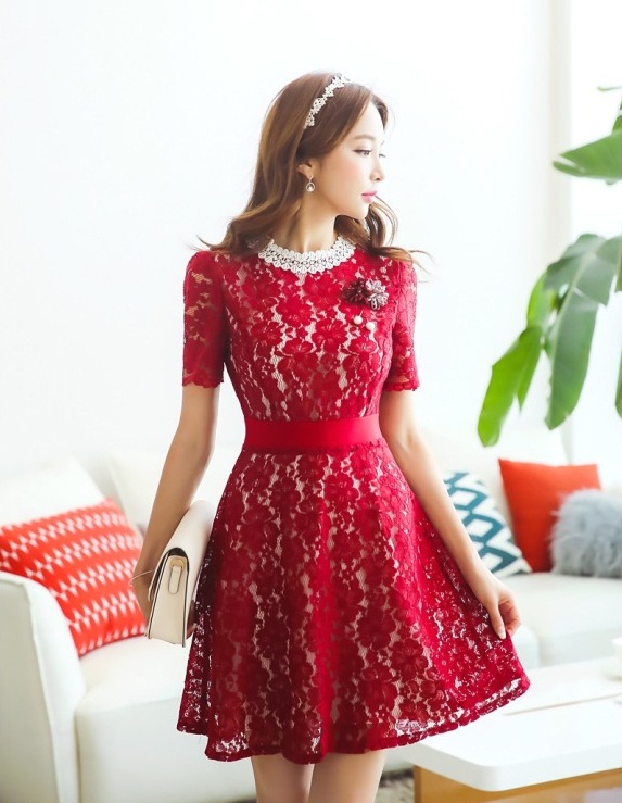 Cuối hè diện váy ren quyến rũ, cuốn hút mọi ánh nhìn