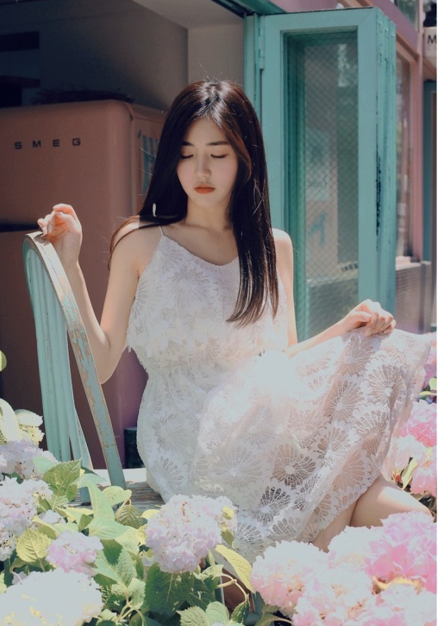 Cuối hè diện váy ren quyến rũ, cuốn hút mọi ánh nhìn