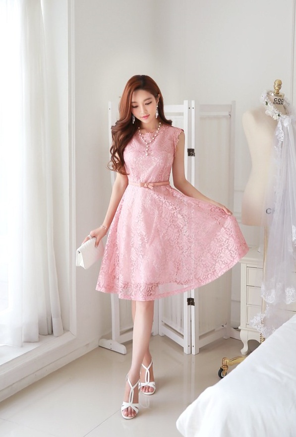 Cuối hè diện váy ren quyến rũ, cuốn hút mọi ánh nhìn