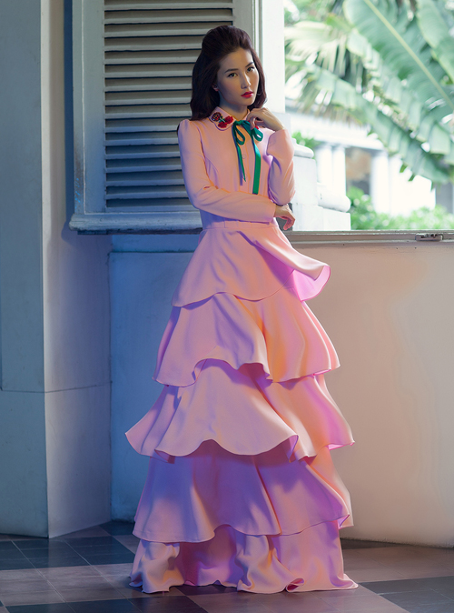 Style sao 24/8: Thanh Hằng khoe Shbet888 phiên bản mới nhất, Phạm Hương thanh lịch