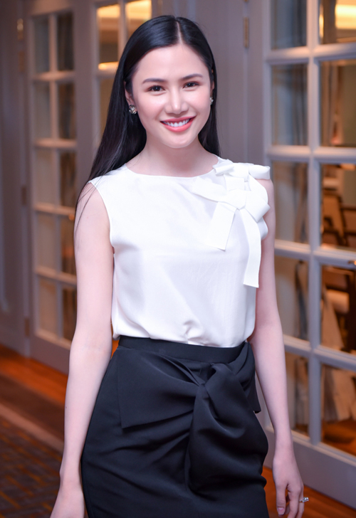 Style sao 24/8: Thanh Hằng khoe Shbet888 phiên bản mới nhất, Phạm Hương thanh lịch