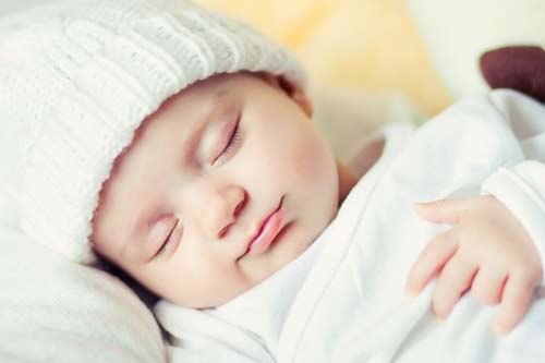 Tư thế nằm ngủ an toàn và nguy hiểm nhất cho trẻ sơ sinh - 1