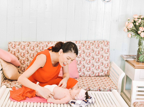 Trang Trần hiện hạnh phúc bên con gái đầu lòng.
