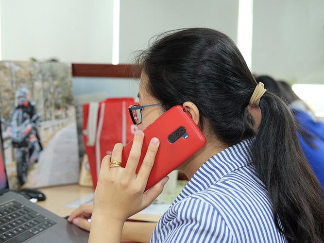 Xe cảnh sát và xe cứu thương có mặt tại hiện trường.