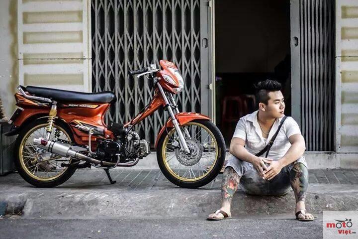 Tiến sỹ Bùi Văn Quyền - Cục trưởng cục công tác phía Nam, Bộ khoa học và công nghệ, và ông Phan Thế Hào - Nguyên Vụ Trưởng CQĐD Bộ Công Thương trao giải tốp 100 Doanh nhân - Doanh nghiệp tiên phong cho Bảo Thanh Đường.
