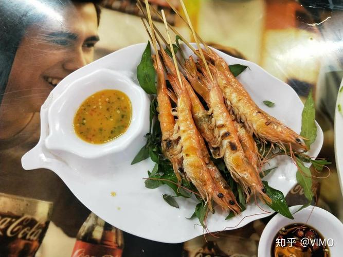 Xe tăng từ tàu đổ bộ hải quân Trung Quốc tiến lên bờ biển.