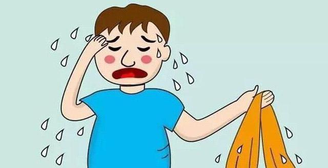 Bà ngoại nạn nhân thắp hương cho đứa cháu xấu số.