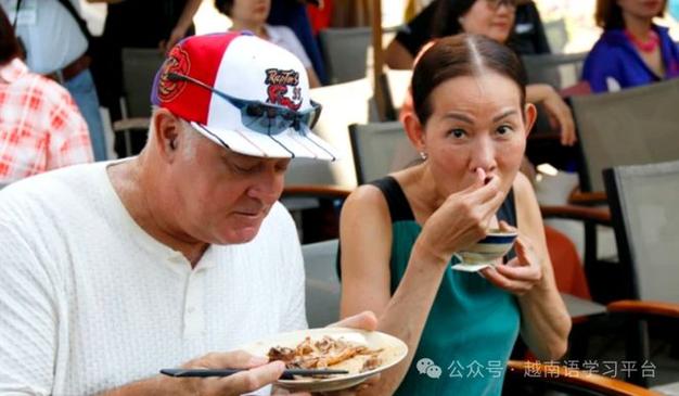 Sơ mi cổ tàu, phong cách công sở ấn tượng, phong cách thời trang 
