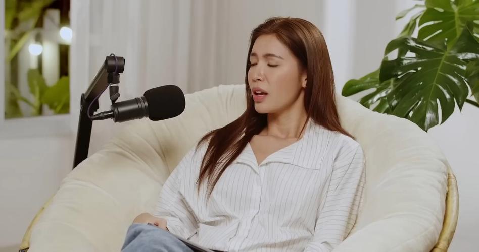 Sean Foxx (trái) cầu hôn bạn gái Treila Woods tại đồn cảnh sát - Ảnh chụp màn hình video của đài ABC