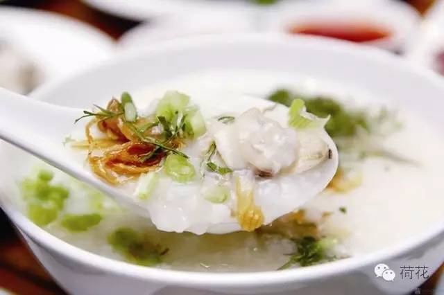 Anh chỉ uống một chút nước có thành phần lợi tiểu sau khi tắm nước nóng.