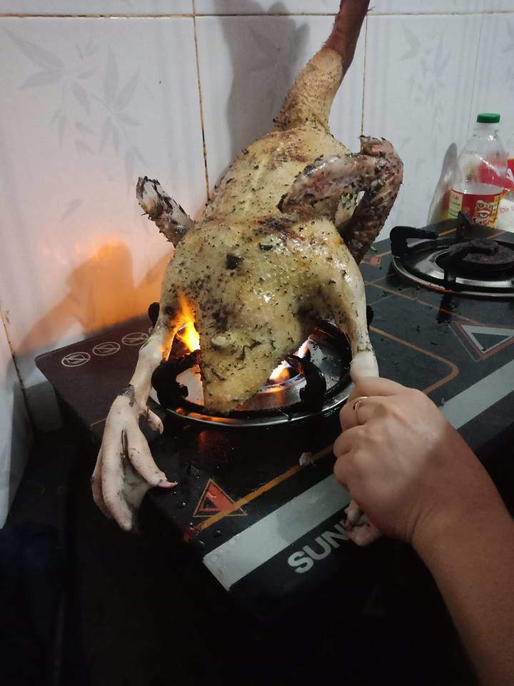 Sau vô vàn cách thì bà nội trợ này đã đem vịt đi thui cho nhanh.