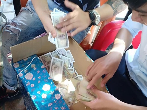 Nhóm bạn thân chuẩn bị thùng quà tặng cô dâu - chú rể. Ảnh: Thùy Linh.