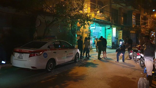 Hiện trường nơi tài xế taxi bị bắn thủng bụng.