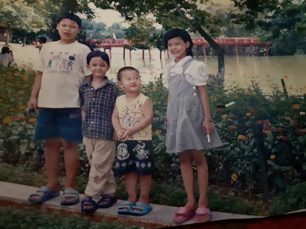 Bé Trang goài cùng bên phải thời điểm chưa mất tích (lúc được 7 tuổi).