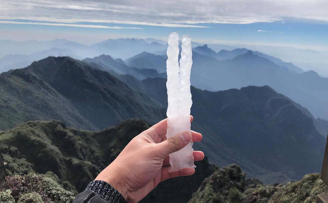 Băng giá xuất hiện trên đỉnh Fansipan ngay từ sáng sớm. 