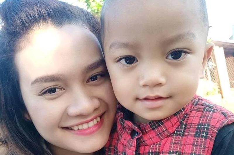 Em bé ngày nào mới lọt lòng mẹ, giờ đây đã lớn và khác rất nhiều.